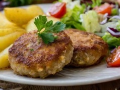 Kruszę widelcem, a potem dodaję do mięsa mielonego. Kotlety są soczyste i wyjątkowo pyszne