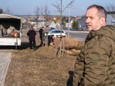 Sprzątanie po zimie w Chojnicach. Z chodników trzeba zebrać tony piasku