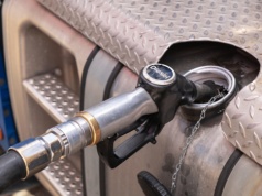 Gorączka na rynku paliw, a ten kraj ma zapasy na 254 dni