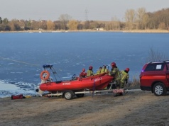 Akcja ratunkowa na jeziorze Winiary w Gnieźnie – pod mężczyzną załamał się lód