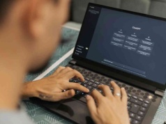 Chatboty zagrażają demokracji? Zbadano poglądy polityczne AI