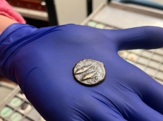 Ktoś zapłacił za bilet starożytną monetą. Prawda wyszła na jaw po latach
