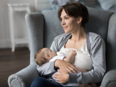 Dziecko śpi dłużej niż zwykle, a mama odpoczywa? Nic bardziej mylnego. "Przykładałam lusterko"