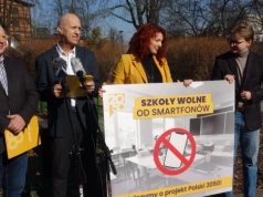 Chcą jasnych przepisów ograniczających smarphony w szkołach. Od prawie roku z projektem nic się nie dzieje