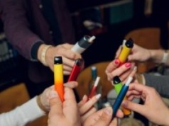 Rząd za zakazem sprzedaży jednorazowych e-papierosów. To nie koniec