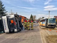 Zderzenie cysterny z autokarem w Posiadałach. Sześć osób poszkodowanych, droga zablokowana