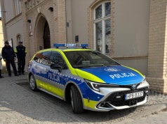 Nowy oznakowany radiowóz dla świdnickiej drogówki