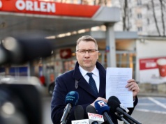 Propozycja Czarnka obniżki podatków od paliw niewiele da?