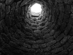 Blisko 40 tys. monet wróci na dno. Wyłowili je z zabytkowej studni w Polsce