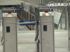 Kobieta skoczyła pod pociąg metra. Zginęła na miejscu. 6 stacji zamkniętych