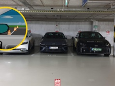 Ten sposób na parkowanie prostopadłe zawsze działa. Patrz na krawędź lusterka