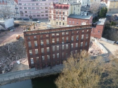 Front zostaje, a tył już prawie rozebrany – nietypowa metamorfoza pierzei przy Wyspie Młyńskiej