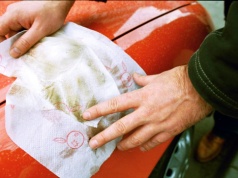 Żółty pył znowu osadza się na samochodzie? Przeczytaj, zanim przetrzesz. Inaczej może źle się skończyć