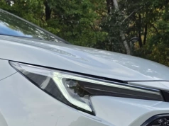 Ta Toyota z 2025 roku sprzedaje się jak świeże bułeczki. Hybryda 1.8 pali 4,4 l, a jej cena hitem