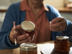 Brudny słoik po przetworach. Gdzie go wyrzucić, by nie popełnić błędu?