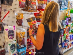 Dlaczego w dyskontach trudno znaleźć niektóre produkty? To element strategii sprzedaży