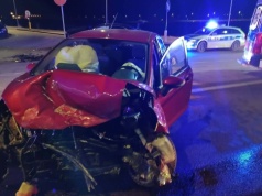 Czołowe zderzenie dwóch aut. Jednym z nich jechała mama z trójką małych dzieci