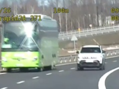 O krok od tragedii na DK8. Kierująca Dacią niemal zderzyła się z radiowozem. NAGRANIE