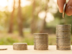 Senior pobierający te dwa dodatki może stracić pieniądze. Warto znać różnicę