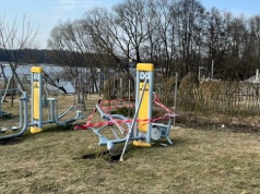 Auto bez kierowcy stoczyło się na siłownię przy popularnej plaży