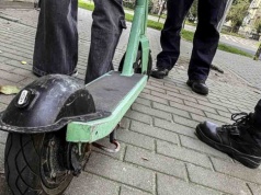 Zielona Góra. Poważny wypadek, nastolatek hulajnogą elektryczną staranował kobietę