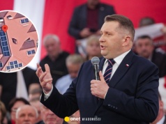 Panele fotowoltaiczne na dachu domu. Przemysław Czarnek wziął na ten cel unijną dotację