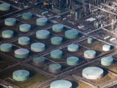 Rekordowe uwolnienie rezerw ropy przez państwa MAE osłabiło wzrost jej ceny