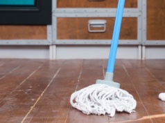 Ten kuchenny składnik zmienia zwykłą wodę w świetny środek do mycia. Podłogi będą lśniły