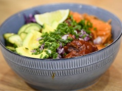 Proteinowy bowl z kurczakiem w koreańskim stylu