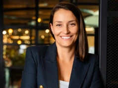 Dlaczego kobietom trudniej przebić się w pracy zdalnej i hybrydowej