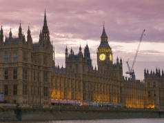 Brytyjski spór o zakaz social mediów