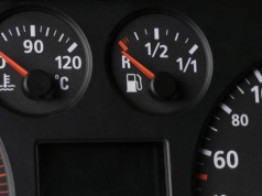 Ten znak na desce rozdzielczej ratuje kierowców na stacji paliw. Mało kto go rozumie