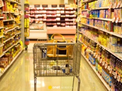 Dlaczego w sklepie prawie zawsze skręcamy w prawo? Naukowcy to sprawdzili