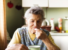 Seniorzy powinni jeść te owoce. Zbijają cukier, wzmacniają kości i dbają o zdrowie serca