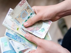 1300 zł miesięcznie dla każdego Polaka, 800 plus do likwidacji. Ministerstwo ujawniło koszty