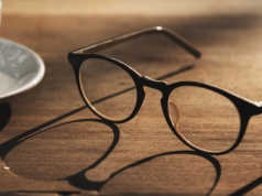 Zauszniki do okularów — jak dopasować, wymienić i gdzie kupić?