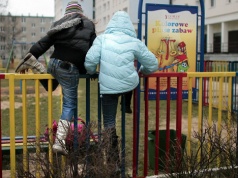 Hałasujące dzieci przeszkadzają sąsiadom. "Rodzice siedzą i gapią się w telefon"