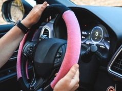 Kierowcy zakładają to na kierownicę dla komfortu. W tym przypadku staje się niebezpieczne