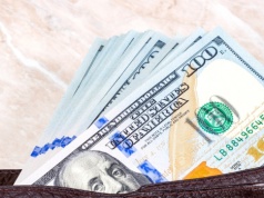 Niepewność na rynkach w cieniu wojny w Iranie. Dolar nieco słabnie