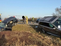 Zderzenie dwóch pojazdów na DK24, poszkodowany mężczyzna został przewieziony do szpitala