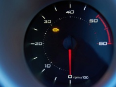 Zapaliła się kontrolka DPF? Doświadczeni kierowcy robią jedną rzecz, zanim pojadą do mechanika