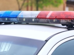 Policjanci uratowali kobietę z tonącego auta