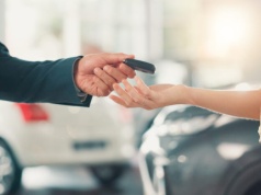 Badanie: rośnie optymizm gospodarczy Polaków; 42 proc. planuje zakup auta w ciągu roku