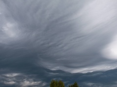Chmury burzowe zbierają się nad Polską. W tych regionach może dziś zagrzmieć