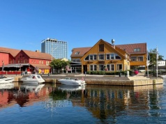 Pędzą tu na krótki urlop. Plaża z palmami w centrum miasta. Mieszanka atrakcji dla każdego