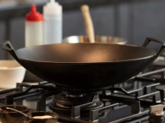 Nasącz ręcznik i połóż na ruszcie kuchenki. Tłuszcz zniknie w kilka minut