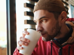 3 szklanki dziennie spowalniają starzenie biologiczne. Naukowcy są już pewni