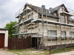 Nie tylko za zgodą właściciela. Tak sąsiad może wkroczyć na posesję