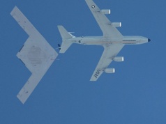 Nowy bombowiec USA na kolejnym etapie testów. B-21 Raider tankuje w locie