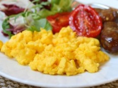 Najlepsi szefowie kuchni tak robią. Dlatego jajecznica jest idealnie kremowa i aksamitna